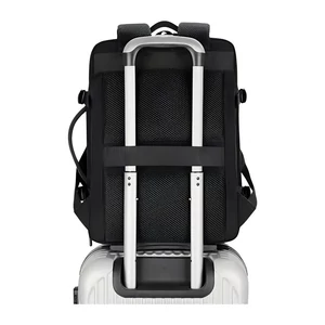 Kép 8/11 - Kabin Méretű Laptophátizsák USB Csatlakozóval Fekete Színben